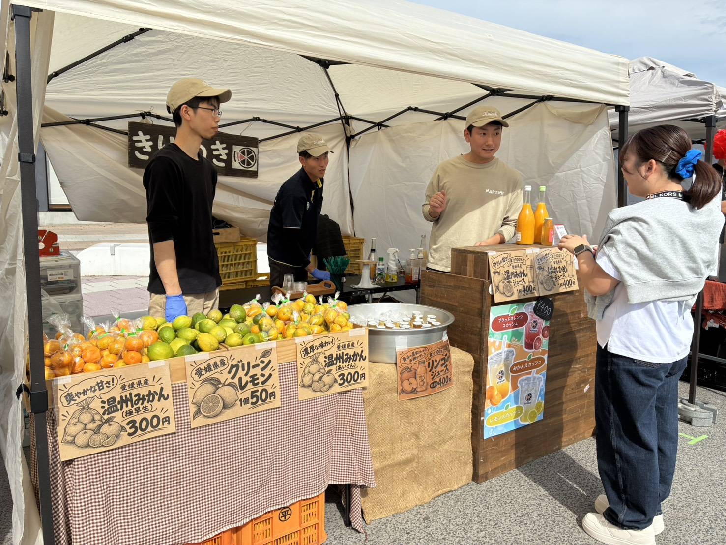 海辺のカモメ市のきりぬきブースで柑橘を販売する様子